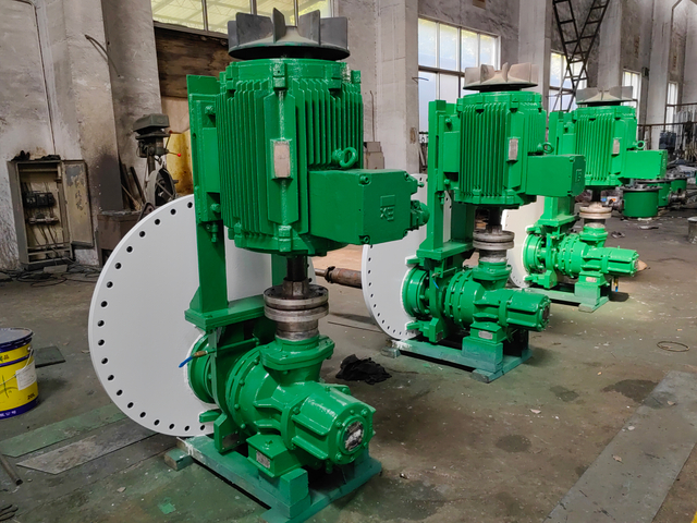 Миксер с боковой подачей, который перемешивает липкую среду, например мороженое.